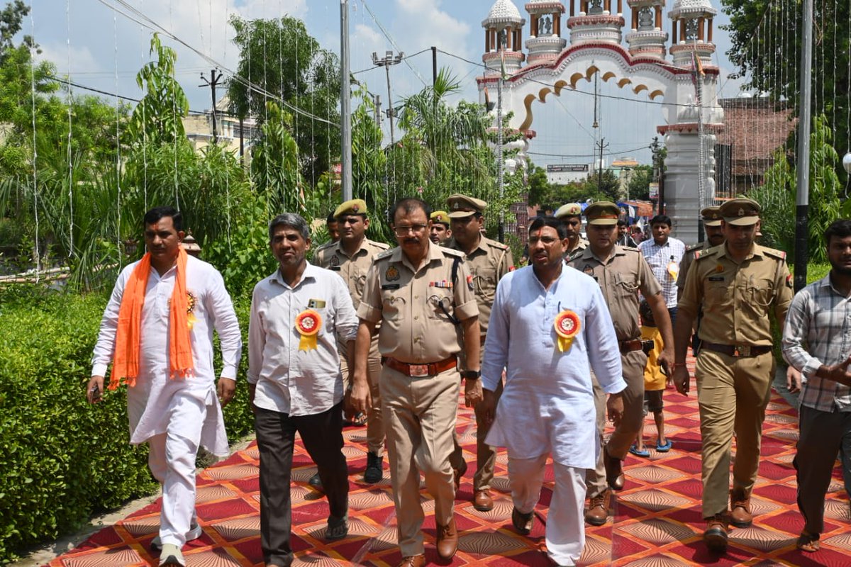 DCPRuralGZB's tweet photo. .@DCPRuralGZB द्वारा कांवड़ यात्रा के सुचारू संचालन एवं श्रद्धालुओं की सुरक्षा के दृष्टिगत कांवड़ मार्ग व सुरैना मंदिर परिसर का भ्रमण किया गया तथा रावली चौकी क्षेत्र में शिवभक्त/कांवड़ियों को प्रसाद वितरित करने के लिए बने कांवड़ शिविर/भण्डारे का फीता काटकर शुभारंभ किया गया। https://t.co/tNR91Tqsdx