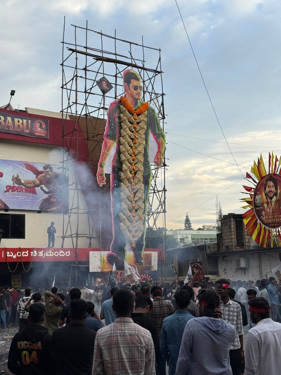 BengaluruMBFC's tweet photo. Bengaluru Lo Racchaaaaaaa🔥🔥🔥

@urstrulyMahesh #Varanasi #Dookudu #HBDSuperstarmahesh https://t.co/3OaU1F7LAN
