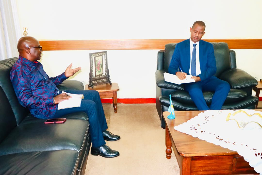 msp_burundi's tweet photo. Biomédical : un partenariat stratégique

Le 7 août, le ministre @FideleDr a reçu Kash KARUBARA Marcelin, Manager régional de l'ONG Médecins Sans Vacances pour l'Afrique de l'Est.

Au cœur des échanges :
🔹 La maintenance des équipements biomédicaux dans 10 hôpitaux et 2 centres neuropsychiatriques appuyés par l'ONG ;
🔹 La construction et l'équipement d'un bâtiment de la faculté de l'INSP, en partenariat avec Enabel, avec un accompagnement sur 10 ans ;
🔹 La formation de plus de 140 techniciens hospitaliers avec l'appui de la Banque mondiale.

Le ministre a salué cette collaboration, qui contribue au renforcement durable du système de santé du Burundi.