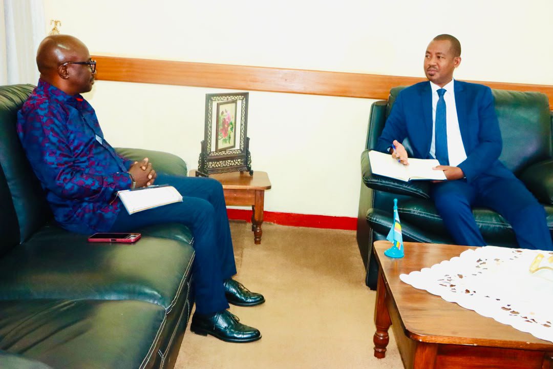 msp_burundi's tweet photo. Biomédical : un partenariat stratégique

Le 7 août, le ministre @FideleDr a reçu Kash KARUBARA Marcelin, Manager régional de l'ONG Médecins Sans Vacances pour l'Afrique de l'Est.

Au cœur des échanges :
🔹 La maintenance des équipements biomédicaux dans 10 hôpitaux et 2 centres neuropsychiatriques appuyés par l'ONG ;
🔹 La construction et l'équipement d'un bâtiment de la faculté de l'INSP, en partenariat avec Enabel, avec un accompagnement sur 10 ans ;
🔹 La formation de plus de 140 techniciens hospitaliers avec l'appui de la Banque mondiale.

Le ministre a salué cette collaboration, qui contribue au renforcement durable du système de santé du Burundi.