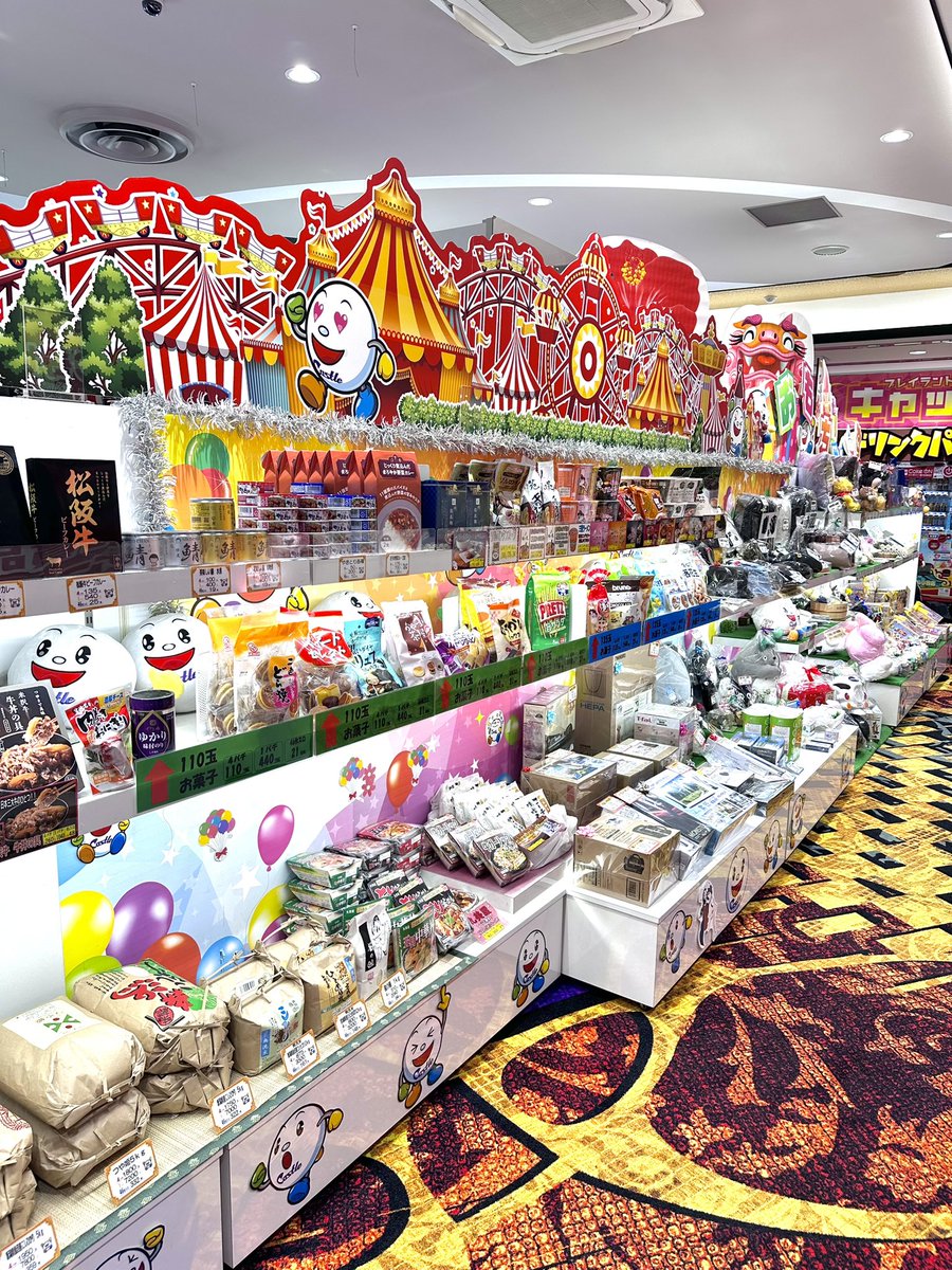 MANKAITEN's tweet photo. 🌺店内
ニューキンもキングもかなりベースが😎👍
しっかり出ているところもありましたね😏📈
4000枚Over🆕👑×1台
3000枚Over🆕👑×3台、👑×6台
2000枚Over🆕👑×5台、👑×7台

そして明日8/10（月）は⁉️

✅めぐーさん来店✨
✅パチデミー賞取材✨

です！🕺

それと小牧店さんの景品コーナーに、お取り寄せ景品があったり、種類もかなり豊富で凄かったです😳✨
来た人は1度見てみてください✌️

本日も来ていただいた方
ありがとうございました🙇‍♂️

#プレイランドキャッスル小牧店
PR