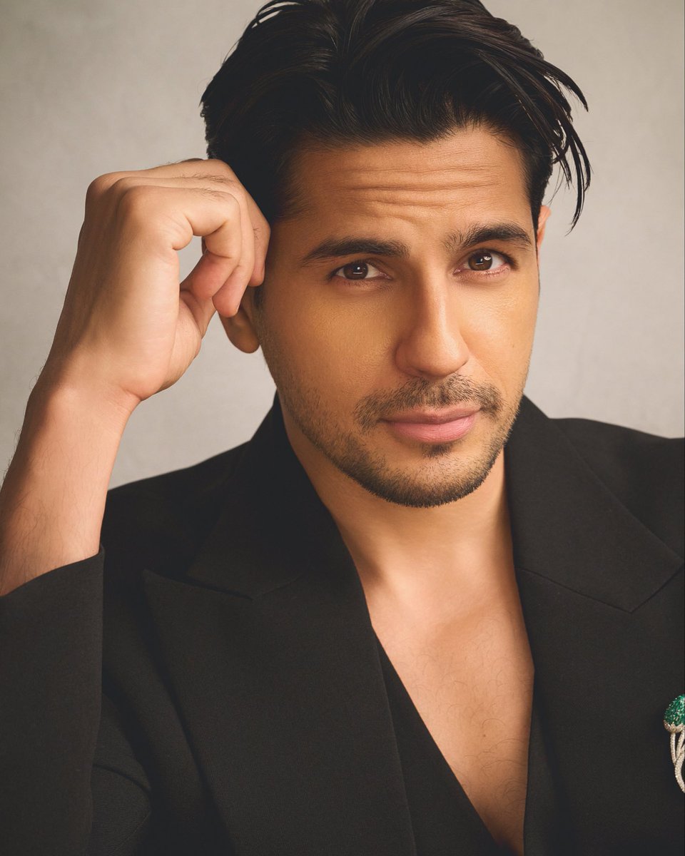 SidMalhotra's tweet photo. Black suits me, I guess https://t.co/XT9jaijLRm
