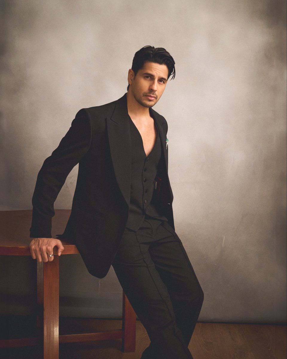 SidMalhotra's tweet photo. Black suits me, I guess https://t.co/XT9jaijLRm