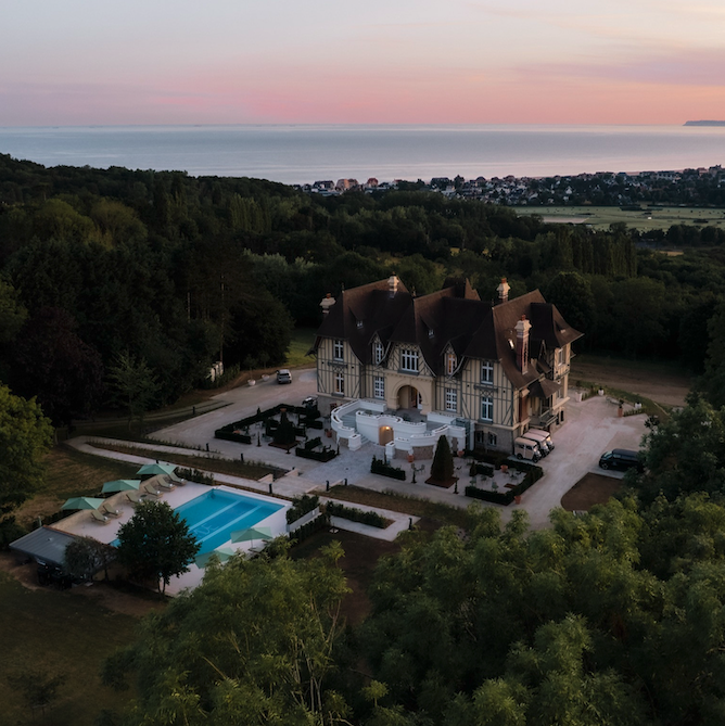LMPositif's tweet photo. 🇫🇷 À Benerville-sur-Mer, dans le Calvados, un hôtel 5 étoiles offre des séjours aux pompiers mobilisés en Gironde ou dans le Var. Une initiative du gérant de la « Maison Douce Époque », qui avait déjà proposé, en 2020 pendant la crise du Covid, des séjours aux infirmiers, urgentistes et médecins.👏 ( France Bleu) 

📸 Maison Douce Époque