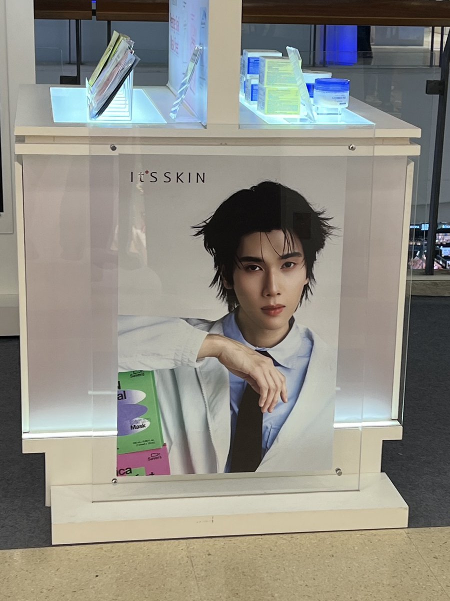 cotton_ctct's tweet photo. นี่เจอคุณพรีเซนเต้ออิทสกินด้วยย ตอนแรกไม่เห็น แวะเข้าโมชิๆ จ่ายตังปุ๊บหันมาอะเจ้ยยหน้าหล่อนี่คุ้นๆหนิ 🐻‍❄️🌟 https://t.co/Pl1DRdcNvx