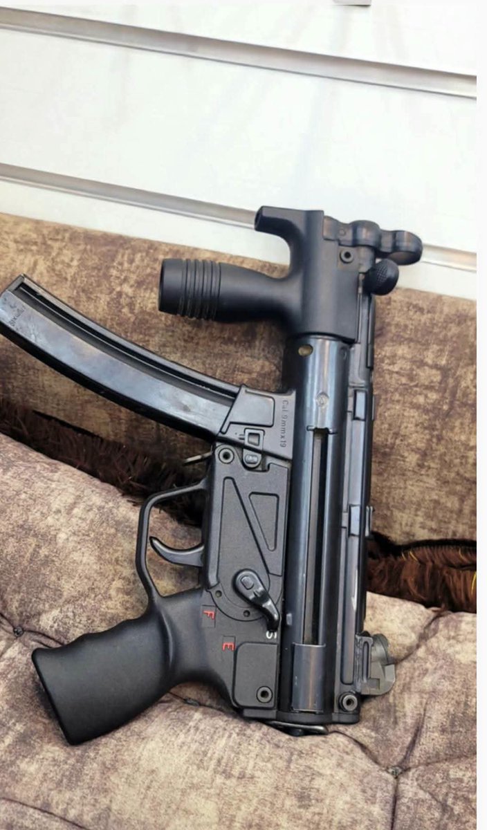 BdalhmydA67436's tweet photo. مسـ،ــدس رشاش MP5K* من شركة Heckler & Koch الألمانية. 

الـ MP5K هو نسخة مصغرة ومضغوطة جداً من الرشاش الشهير MP5. حرف الـ K يعني "Kurz" بالألماني = "قصير". 
صمم في السبعينات للاستخدام من قبل القوات الخاصة، الحرس الشخصي، ووحدات مكافحة الإرهاب في الأماكن الضيقة مثل الطائرات والمباني.

*2. أهم المواصفات اللي باينة في الصورة*
- *المخزن*: منحني ويركب من الجنب. عادة يشيل 15 أو 30 طلقة عيار 9x19mm بارابيلوم.
- *المقبض الأمامي العمودي*: اللي فوق. يركب عشان تثبت السلاح بيدك الثانية أثناء الإطلاق.
- *المقبض الخلفي*: مسكة مسدس قياسية.
- *مفتاح التحويل*: اللي جنب الزناد عليه حروف F و E و S. 
    - `S` = Sicher = أمان
    - `F` = Feuer = إطلاق فردي
    - `E` = Einzel = برضه فردي في بعض النماذج، أو دفعة 3 طلقات في نماذج ثانية
- *نظام العمل*: يعمل بنظام "التأخير بالارتداد" Blowback. خفيف وسريع في الرمي.
- *الحجم*: قصير جداً. ممكن ينحط تحت الجاكيت. عشان كذا يسموه "مسدس رشاش شخصي".

*3. ليش مشهور؟*
1.  *دقته*: رغم حجمه الصغير يعتبر دقيق جداً مقارنة برشاشات ثانية.
2.  *الموثوقية*: معروف انه ما يتعطل بسهولة.
3.  *الانتشار*: استخدمته قوات خاصة حول العالم + أفلام كثير. هو "سلاح الأفلام" الكلاسيكي للعمليات الخاصة.