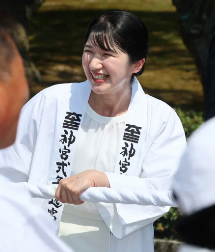brubrucha's tweet photo. 土曜日のデモ行進「愛子様を皇太子に」参加者５００人！
多数の参加者で主催者が一人でないと感じた、沿道の若い人が手を振ってくれる、写真を撮っている、国民の関心事になったよう！
#敬宮愛子さまを皇太子に https://t.co/PwhjW2Ev9r