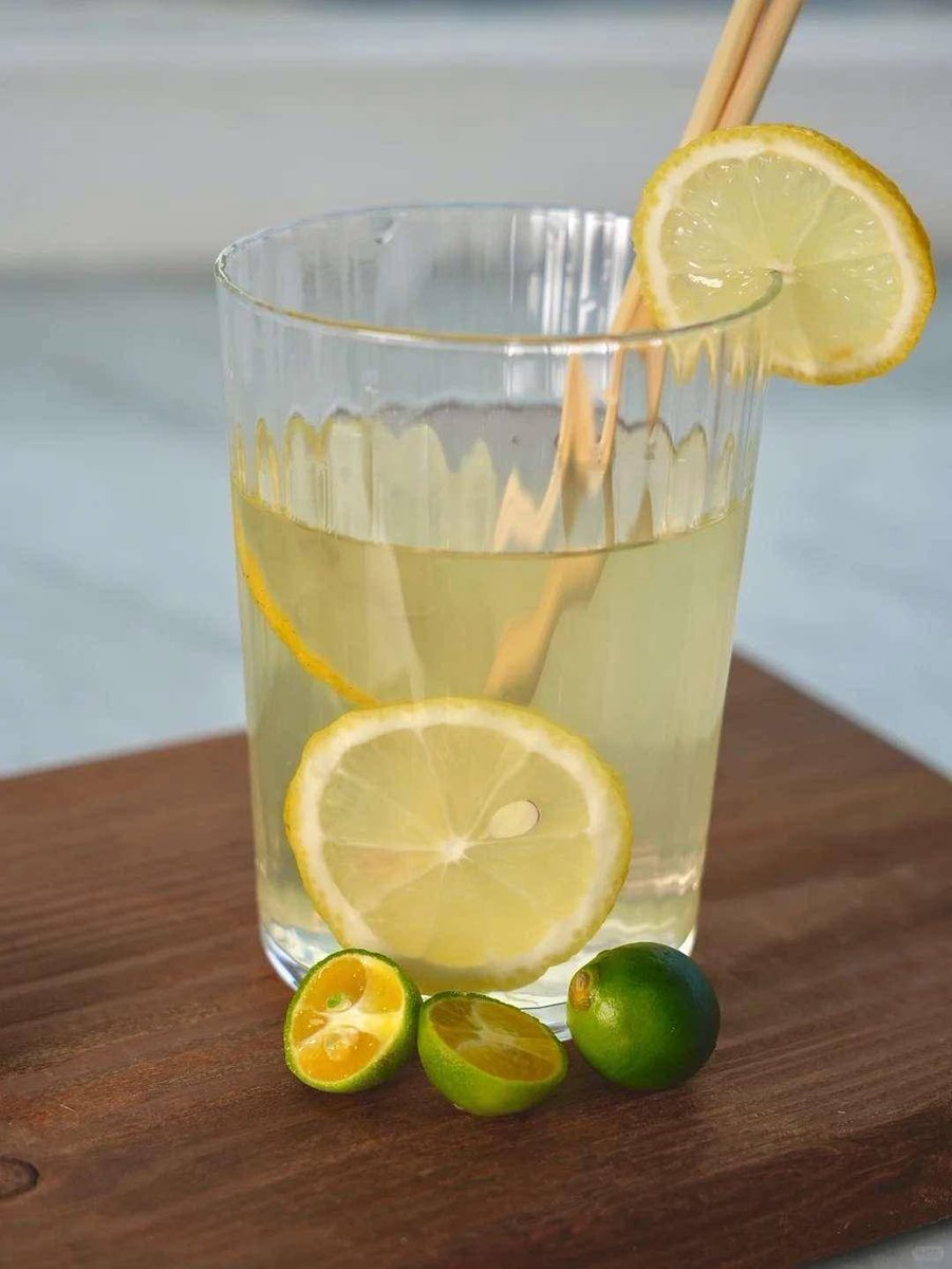 Timothy09834990's tweet photo. Make a 5-minute iced honey lemon tea! Steep black tea, squeeze fresh lemon, add honey and ice. Refreshing and perfect for hot days!， https://t.co/XI4cBzNRSB
