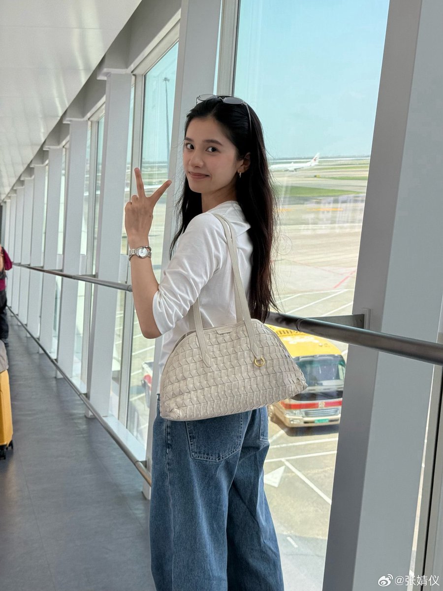 Jiygni's tweet photo. #a_touch_of_green is finally wrapped up! now, off i go from shenzhen back to beijing. hmm, wondering what my next step would be. resting? perhaps new drama? rest assured, it would make you thrilled ✶ https://t.co/uG1j6NmQCj