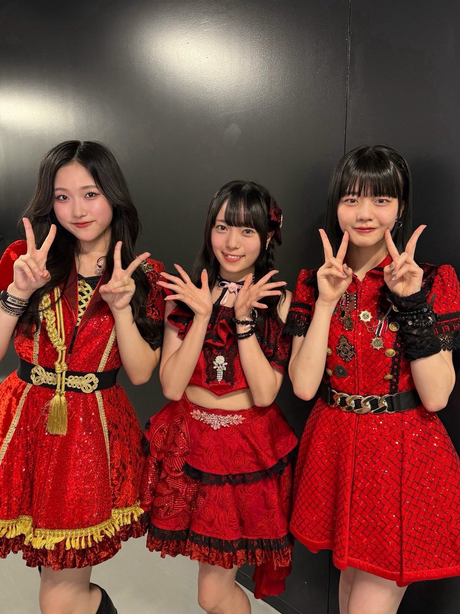 Rosy_Chronicle's tweet photo. #小野田華凜 です

『ハロ！コン2026』
わがままリクエストのコーナー
Juice=Juiceの遠藤彩加里さん、
つばきファクトリーの福田真琳さんと『Moonlight night ～月夜の晩だよ～』をパフォーマンスさせていただきました！

華やかで美しい雰囲気をまとった大好きなおふたりと一緒にパフォーマンスができて幸せでした♡

嬉しいことに…
ご一緒できた記念にツーショットも撮ってもらいましたっっ( ˶'-'˶)♡

#ハロプロ #ロージークロニクル
