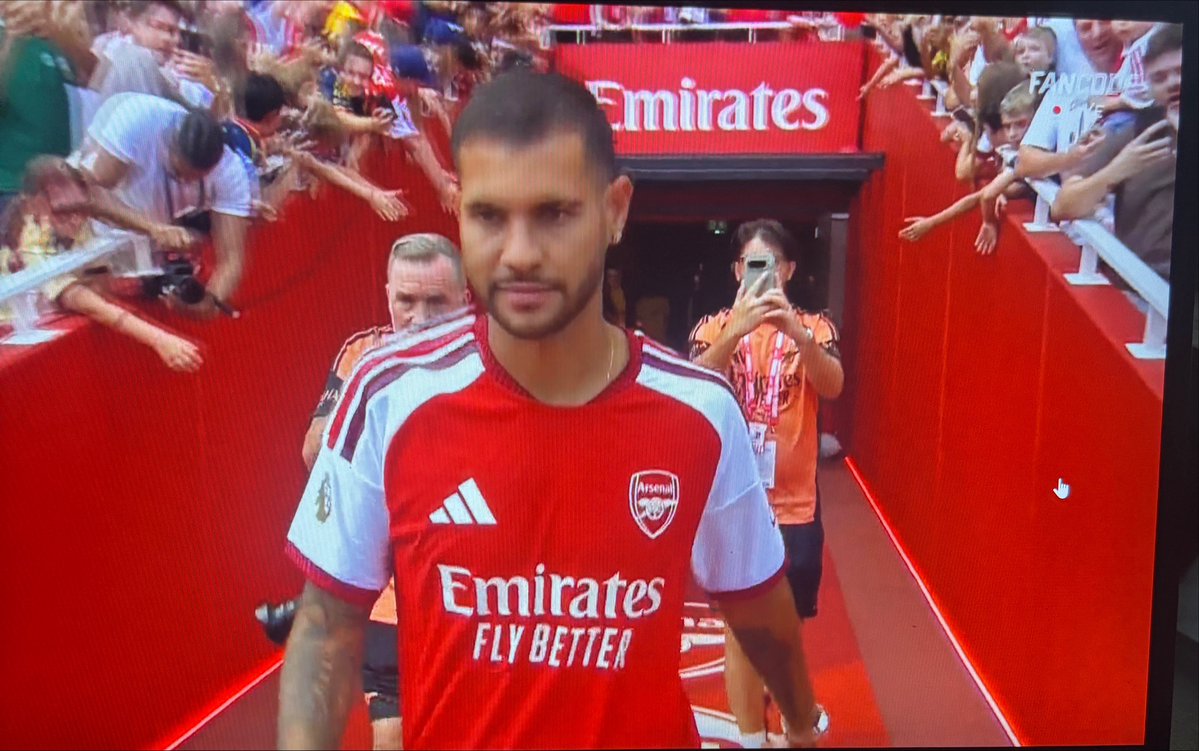 Leftwithzero's tweet photo. Bruno Guimaraes 39 is here at the Emirates 
Arsenal unveiling him
And the fans are chanting Bruno Brunoooooo❤️❤️❤️ https://t.co/2SO4oTuKLf
