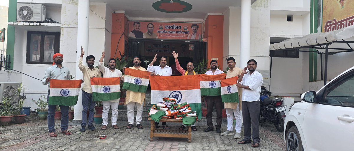 HarishD_BJP's tweet photo. देश के यशस्वी प्रधानमंत्री श्री Narendra Modi  जी के प्रेरणादायी आह्वान पर ‘हर घर तिरंगा अभियान’ देशभर में राष्ट्रभक्ति और राष्ट्रीय गौरव की भावना को जन-जन तक पहुंचाने का माध्यम बन रहा है।

इसी अभियान के अंतर्गत आज ब्लॉक प्रमुख प्रतिनिधि सल्टौआ श्री दुष्यंत विक्रम सिंह जी के सहयोग से भाजपा कार्यालय, बस्ती में जिला महामंत्री श्री अमृत वर्मा जी को 1000 तिरंगा ध्वज भेंट किए गए।

‘हर घर तिरंगा’ अभियान देश के प्रत्येक नागरिक के मन में राष्ट्रभक्ति की भावना को और प्रगाढ़ करने तथा स्वतंत्रता संग्राम के वीरों के त्याग एवं बलिदान को स्मरण करने का एक सशक्त माध्यम है।

आइए, हम सभी अपने घरों पर तिरंगा फहराकर राष्ट्र के प्रति अपने सम्मान और समर्पण का भाव प्रकट करें और ‘हर घर तिरंगा’ के संकल्प को जन-जन तक पहुँचाएँ।
वंदे मातरम्! भारत माता की जय! 🇮🇳
#HarGharTiranga @blsanthosh 
Bharatiya Janata Party (BJP)