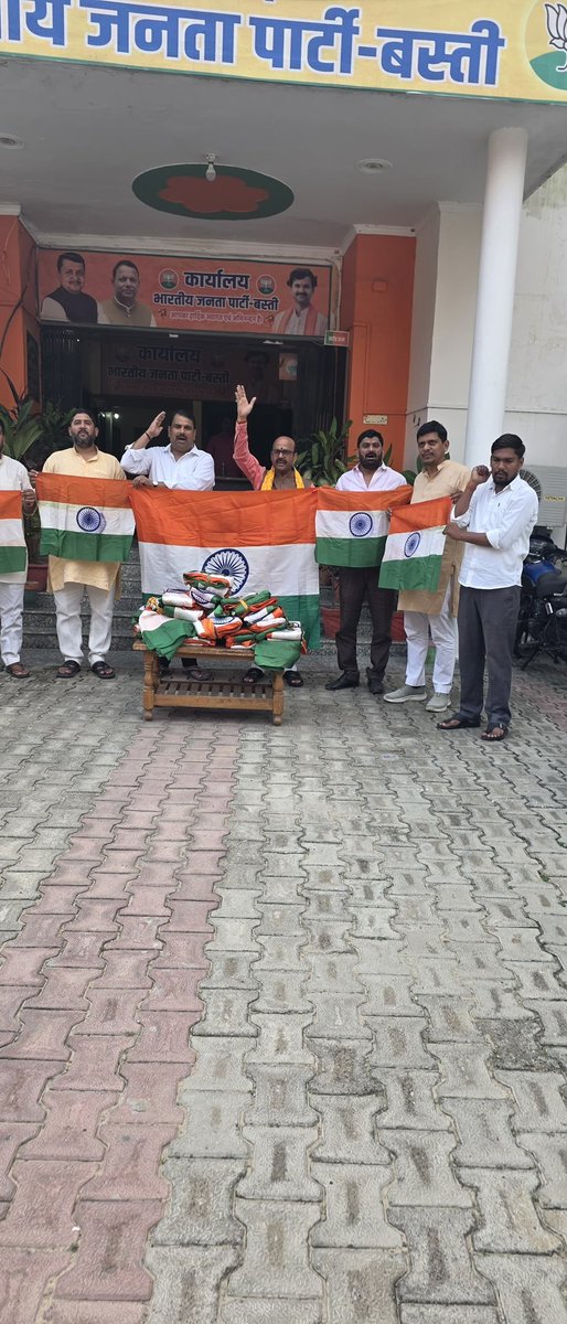 HarishD_BJP's tweet photo. देश के यशस्वी प्रधानमंत्री श्री Narendra Modi  जी के प्रेरणादायी आह्वान पर ‘हर घर तिरंगा अभियान’ देशभर में राष्ट्रभक्ति और राष्ट्रीय गौरव की भावना को जन-जन तक पहुंचाने का माध्यम बन रहा है।

इसी अभियान के अंतर्गत आज ब्लॉक प्रमुख प्रतिनिधि सल्टौआ श्री दुष्यंत विक्रम सिंह जी के सहयोग से भाजपा कार्यालय, बस्ती में जिला महामंत्री श्री अमृत वर्मा जी को 1000 तिरंगा ध्वज भेंट किए गए।

‘हर घर तिरंगा’ अभियान देश के प्रत्येक नागरिक के मन में राष्ट्रभक्ति की भावना को और प्रगाढ़ करने तथा स्वतंत्रता संग्राम के वीरों के त्याग एवं बलिदान को स्मरण करने का एक सशक्त माध्यम है।

आइए, हम सभी अपने घरों पर तिरंगा फहराकर राष्ट्र के प्रति अपने सम्मान और समर्पण का भाव प्रकट करें और ‘हर घर तिरंगा’ के संकल्प को जन-जन तक पहुँचाएँ।
वंदे मातरम्! भारत माता की जय! 🇮🇳
#HarGharTiranga @blsanthosh 
Bharatiya Janata Party (BJP)
