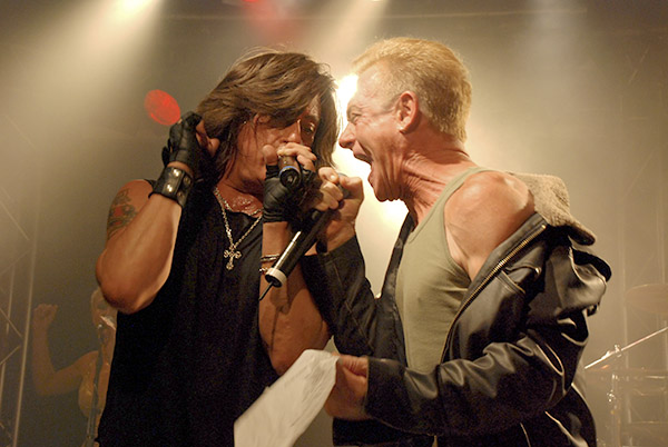 NoClass_Radio's tweet photo. 09 de agosto de 2007. Los cantantes Joe Lynn Turner y Graham Bonnet hicieron un show tributo a Rainbow en el Virgin Oil Co. de Helsinki, Finlandia. #JoeLynnTurner #GrahamBonnet #rainbowbridge https://t.co/CVZuUZLDkY