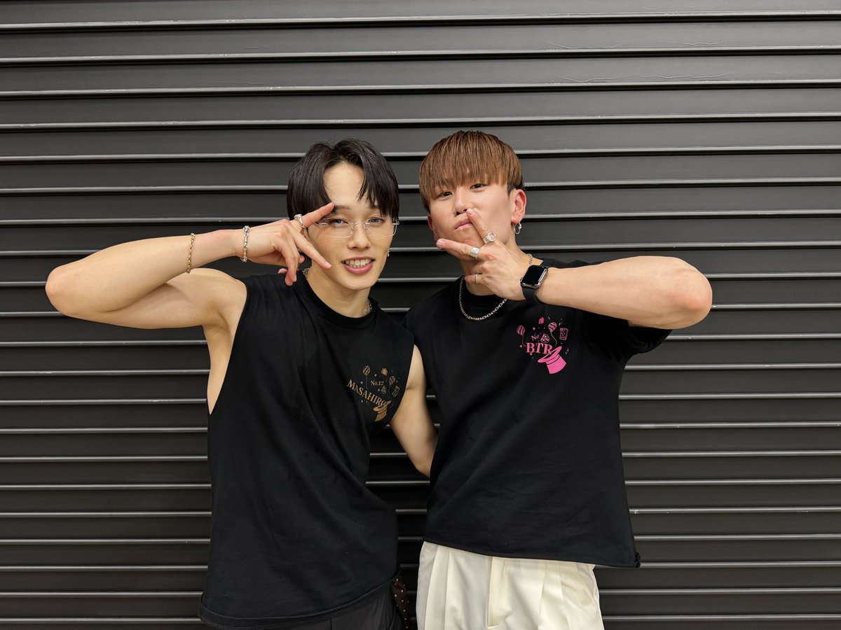 kaito_ver0125's tweet photo. 戦友と🔥
約3年ぶりに超特急のツアーダンサーとしてESCORT公演サポートさせていただきました！
全公演ありがとうございました！！
そして昔から一緒に踊ってきたマー君と最後に🙌🏻
本当にカッコ良くてステージに立つ姿見て毎回泣きそうになる笑
これからもお互い頑張ろうね！！
#超特急
#超特急_ESCORT https://t.co/iWrW1rLh9T