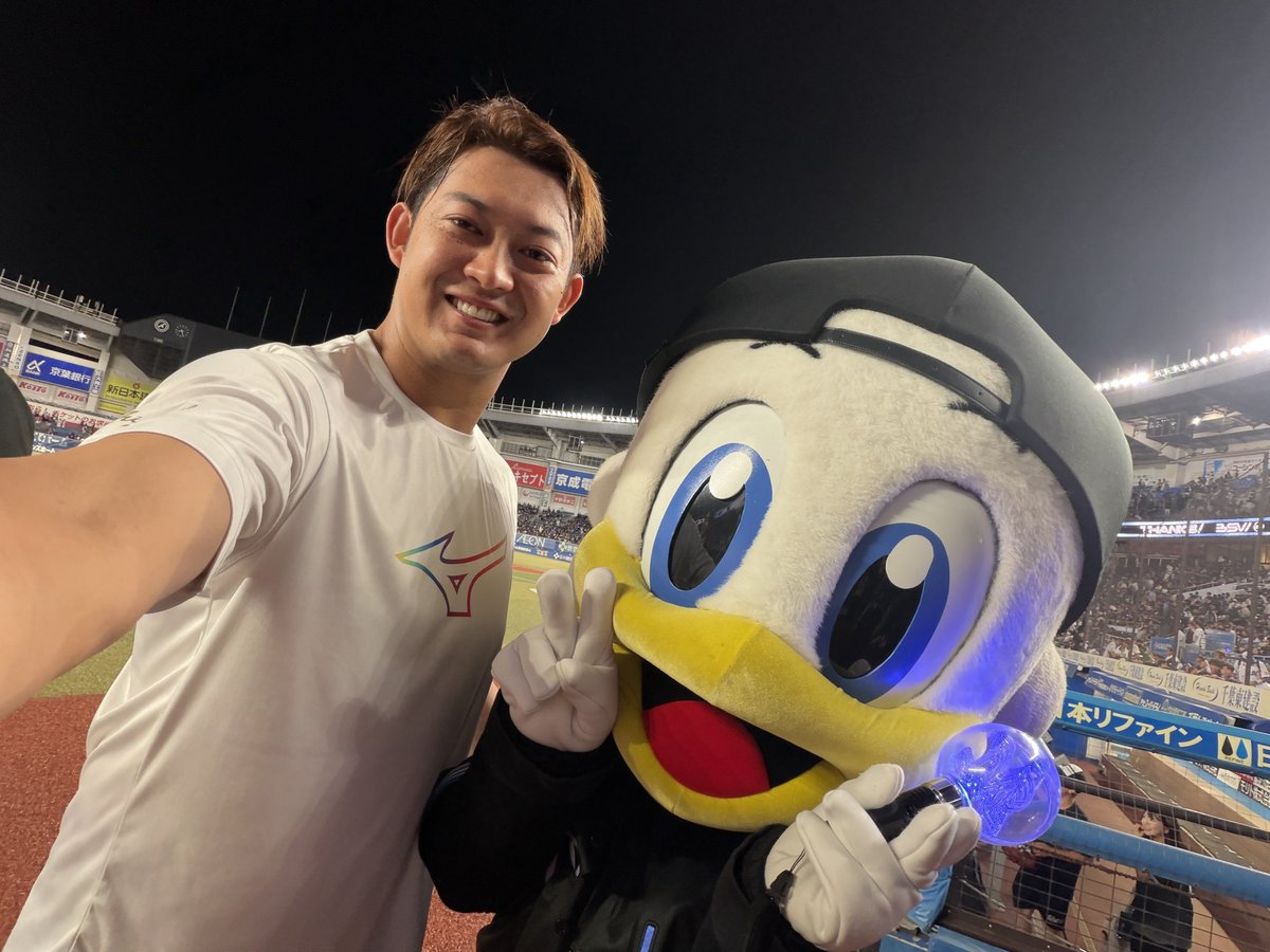 chibalotte_mar's tweet photo. 選手のみんなと花火が見れて、BSW最高の締めくくり！  #chibalotte #BSW #mar_kun #rine_chan #zu_chan https://t.co/gjtZo6cayC