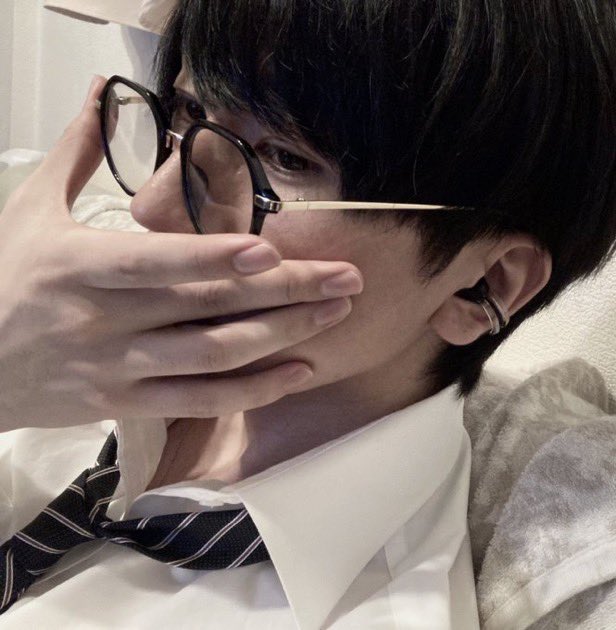 sketchbook1321's tweet photo. 眼鏡男子好きな人に刺され https://t.co/Xz5L4e6Cr2