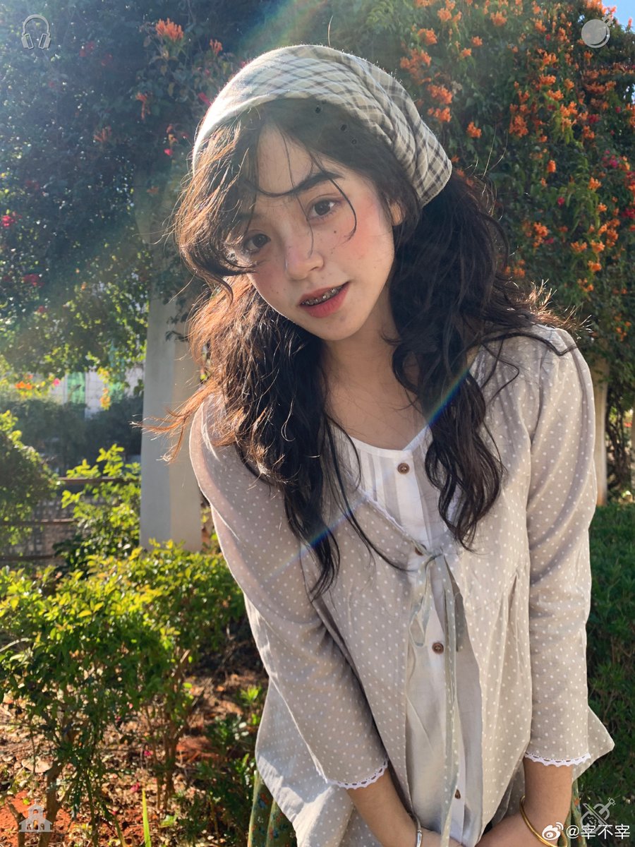 hendrico's tweet photo. She flips open the book and starts reading out loud, her words drifting across the tranquil park, intertwining with the lake's gentle splash, the whisper of the leaves, and the faint birdcall in the distance—like she's reciting to her mother, like she's absorbing every syllable https://t.co/Ms1ZlKPVNk