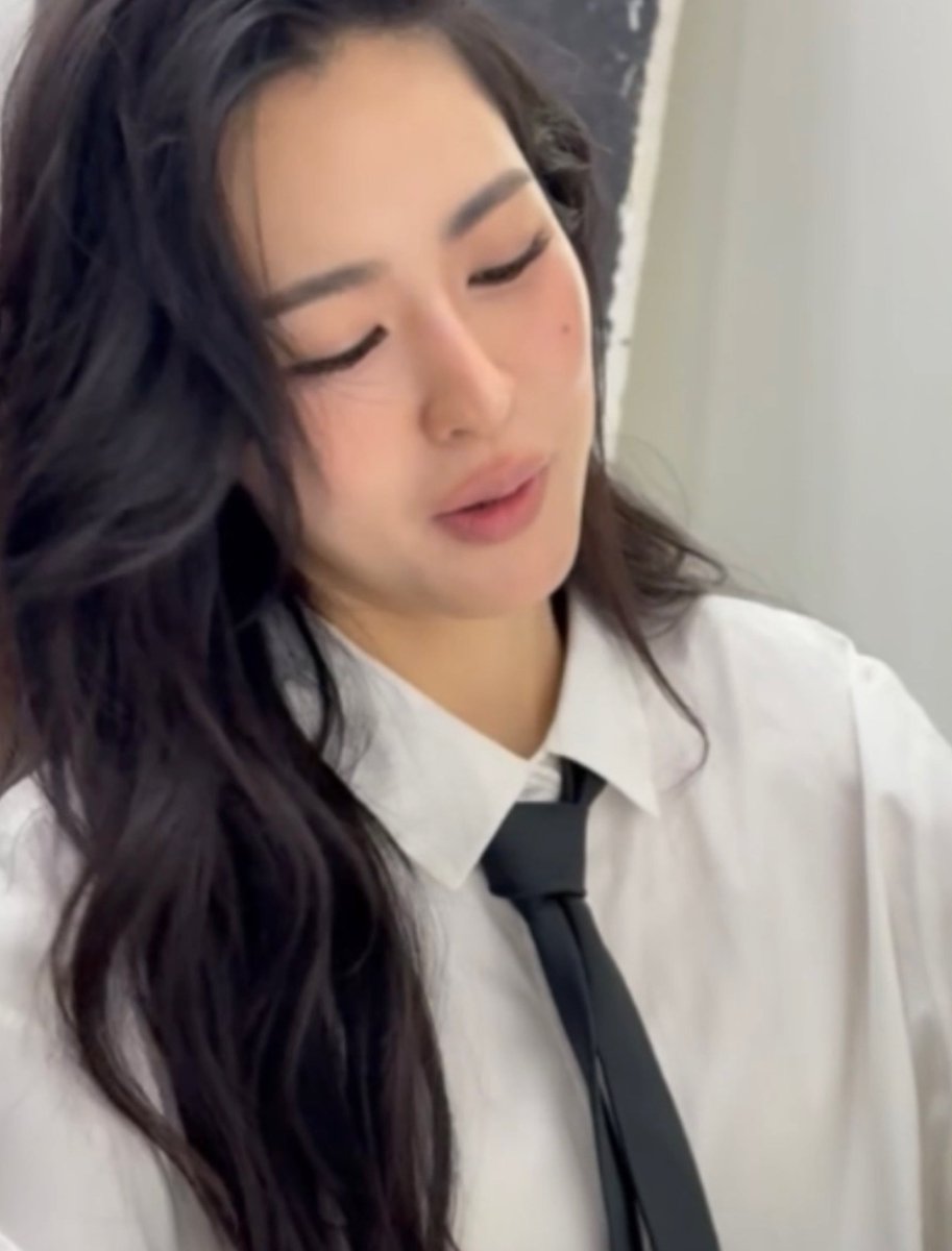 Pas_Kkkyo's tweet photo. โหหหห ป๊ามันจะเดรสเอานะป๊า เชิ้ตขาว ผูกไทด์แบบนั้นน่ะ หร่อว่ะ ค่ดจาเมะ https://t.co/H2GEVoGAyv