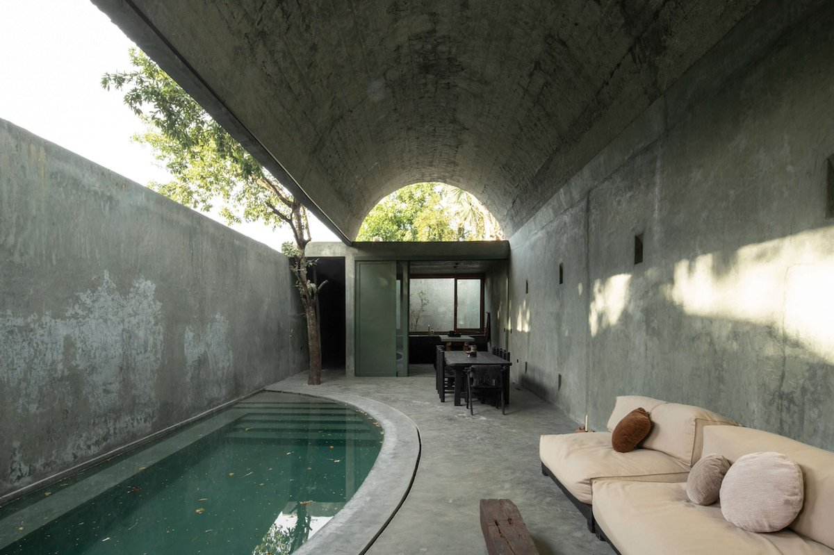 Architizer's tweet photo. #ProjectOfTheDay: CASA GRUTA by Salvador Román y Adela Mortera
Inspired by Yucatán's caves and cenotes, this home unfolds as a sequence of tunnel-like spaces, patios, and vaulted rooms that feel carved from the landscape.
📍 Valladolid, Mexico #ArchitizerAwards
Photos by: Fabian Martinez
Details: https://t.co/R1BGEl9VDT