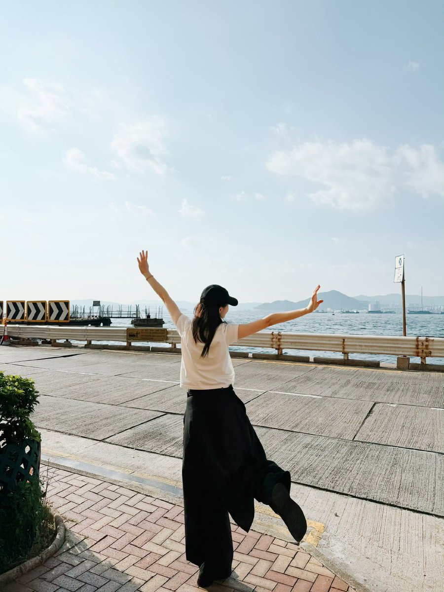 Rebaxx63's tweet photo. 📩letter from #Dilraba on Hong Kong Island has arrived~ The weather is just right no matter which way you look at it 🙌 https://t.co/NaZxnQIvyM