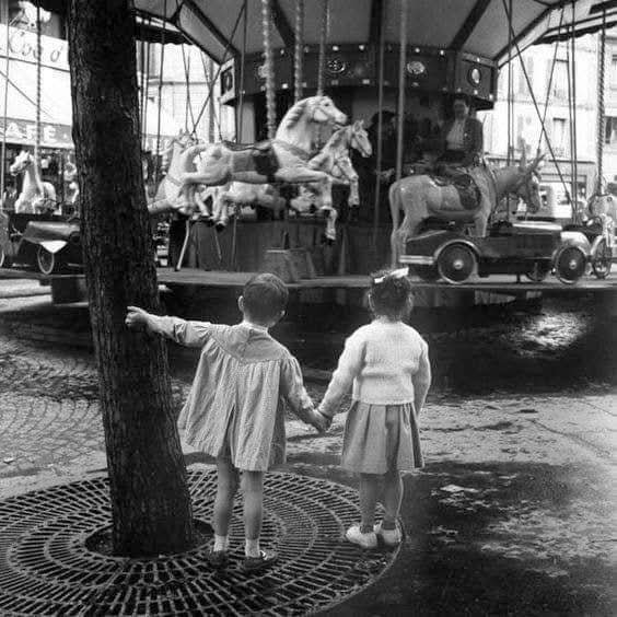 ParisAMDParis's tweet photo. 📸 Kees Scherer. 
Les enfants du manège 
Années 1950. Paris https://t.co/S321P0HpcB