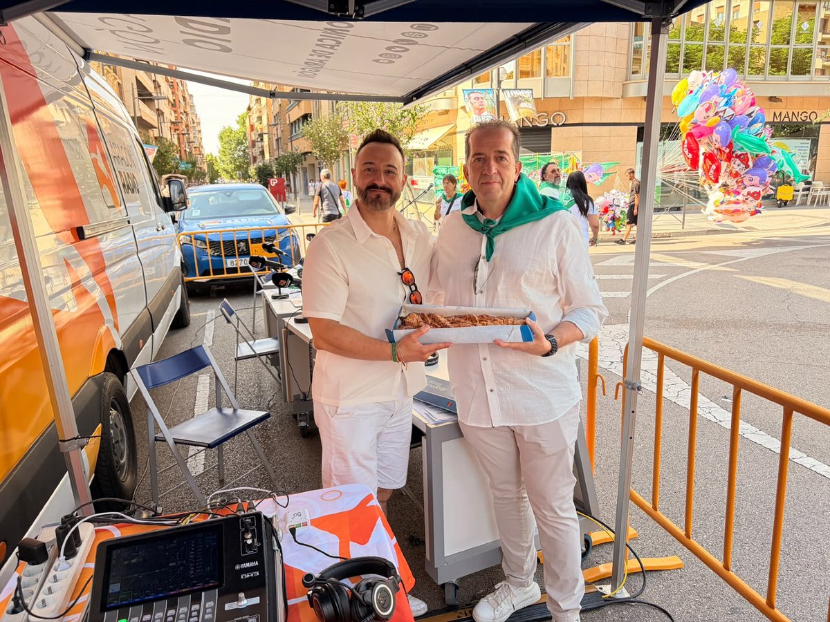 aragonradio's tweet photo. Gracias a todos los invitados que han pasado hoy por nuestro set en la Plaza de Navarra de Huesca 💚

Y nuestro equipo que ha estado en  ayuntamiento para contarnos en directo la emoción del cohete anunciador 🚀

Entra en https://t.co/SOmmns4ZPl y escucha completos los especiales laurentinos de #LaCadiera de este fin de semana 🎧