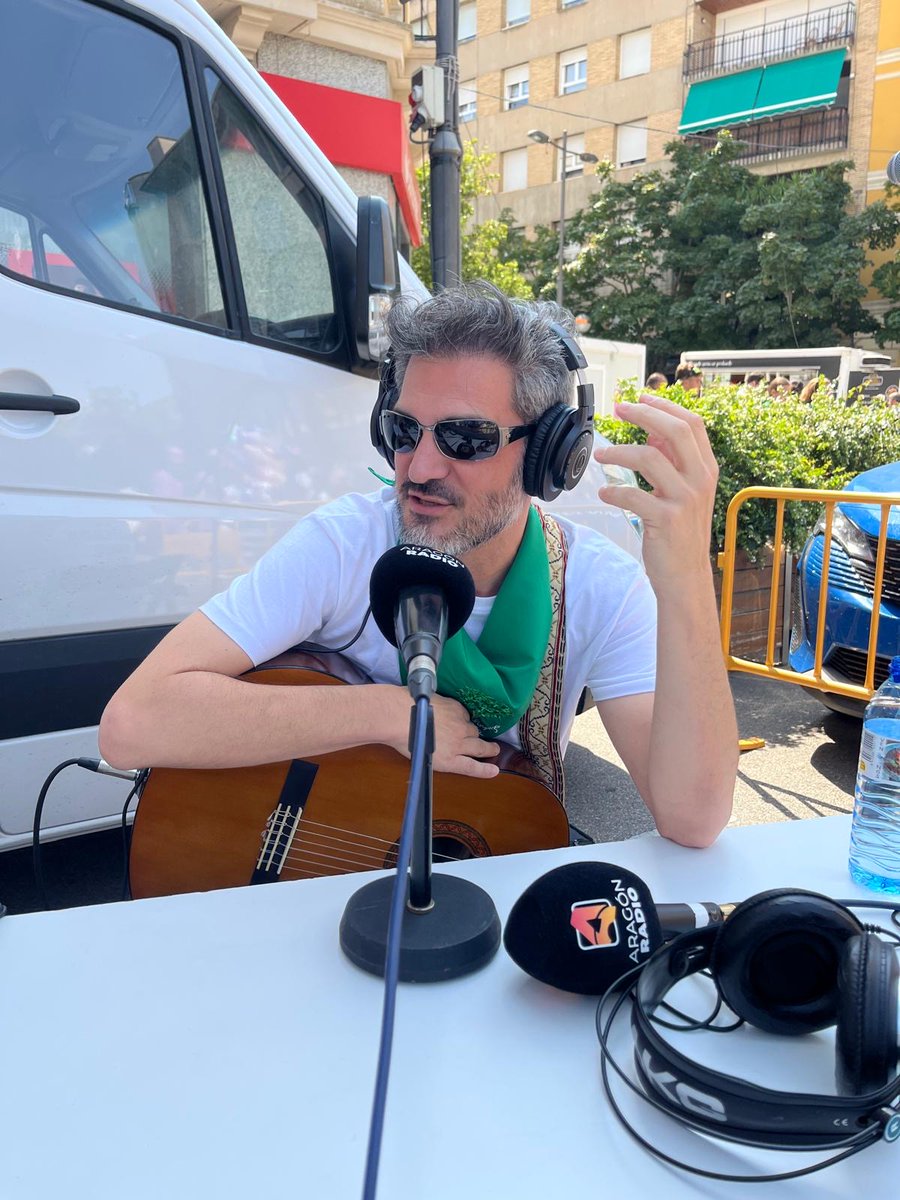 aragonradio's tweet photo. Gracias a todos los invitados que han pasado hoy por nuestro set en la Plaza de Navarra de Huesca 💚

Y nuestro equipo que ha estado en  ayuntamiento para contarnos en directo la emoción del cohete anunciador 🚀

Entra en https://t.co/SOmmns4ZPl y escucha completos los especiales laurentinos de #LaCadiera de este fin de semana 🎧