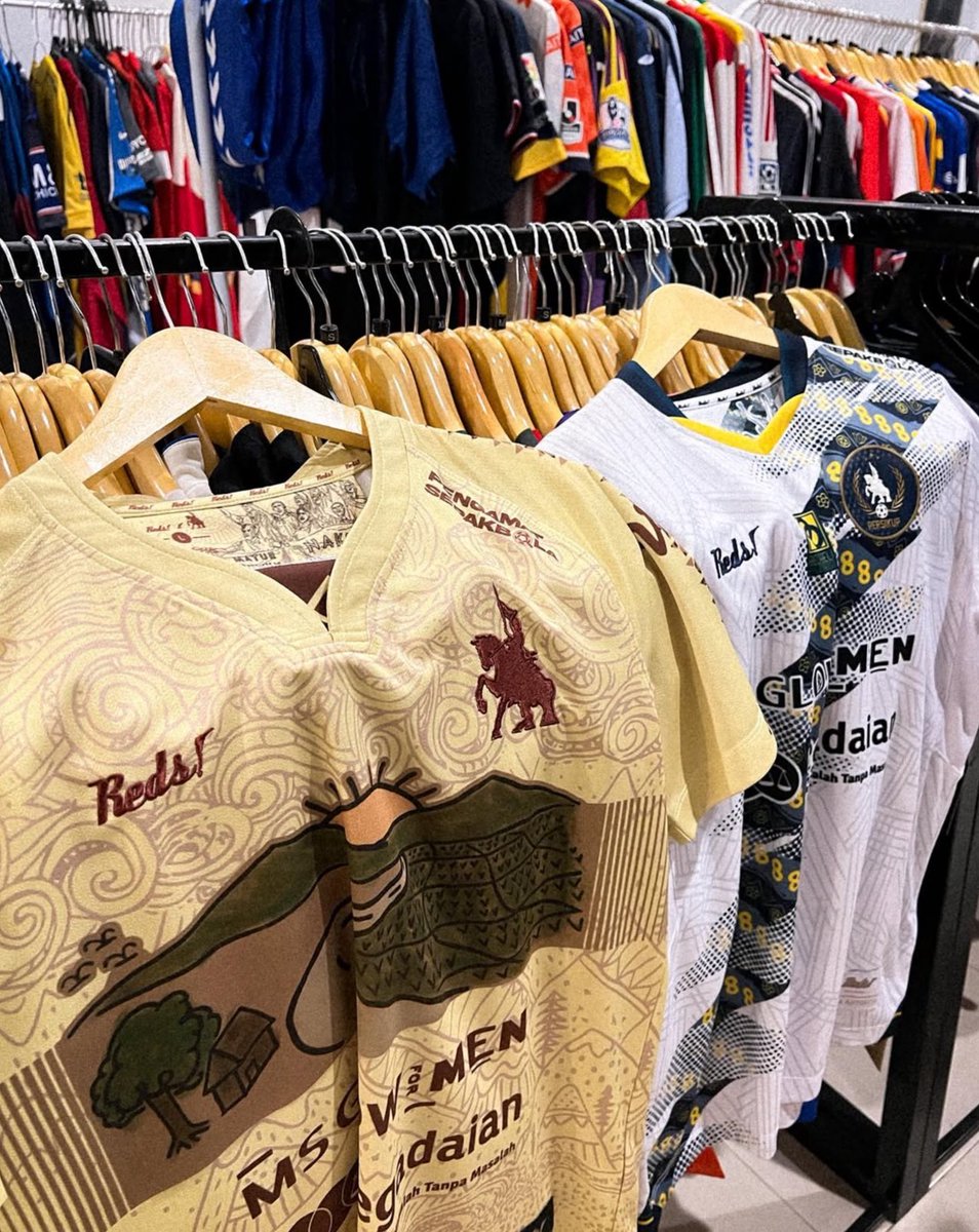 surrameystore_'s tweet photo. Bismillah, WE’RE STILL HERE IN 2026 !! 🫡🍉⚽️✨
—
🚨 Toko Jersey ORIGINAL “𝑨𝒏𝒕𝒊 𝑴𝒂𝒊𝒏𝒔𝒕𝒓𝒆𝒂𝒎” di Bekasi ‼️

📍 Ruko La Monte, ER.1, No.39, Jl. Western Boulevard, Grand Wisata, Bekasi

☕️ Mari mengopi sembari ngobrol jersiii 🤝⚽️✨
—
See you at our store ! 🙌 https://t.co/A0m360j1m6