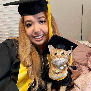 AcervoCharts's tweet photo. Depois de assistir a todas as aulas, esta gatinha também se formou na faculdade com sua dona. https://t.co/cd3z8fQU3P