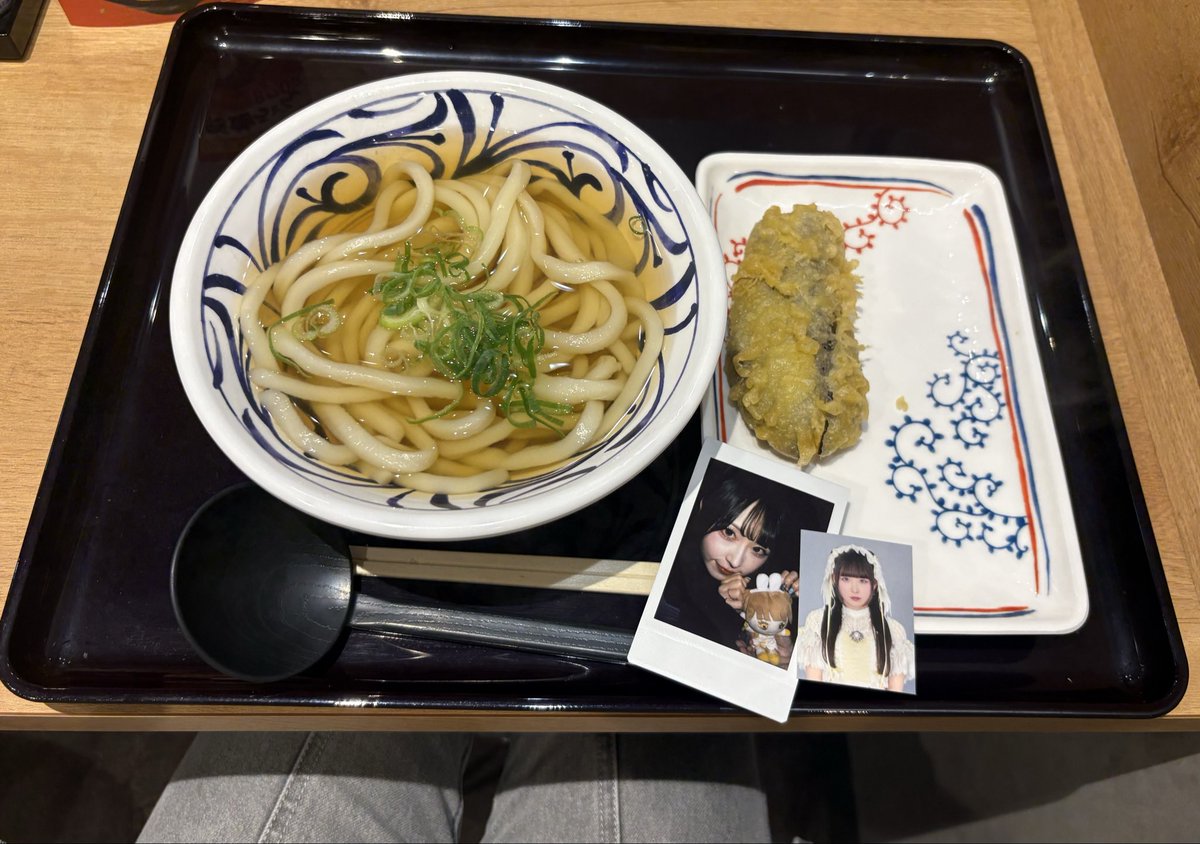 moni_uq2's tweet photo. きゅるちゃんに会う日は絶対うどん食べるって決まってんのっ！今宵も！

※整理番号で並んでいるとき隣だったあむ推しさんにHeavenly嬉唄証明写真いただいちゃった🤦🏻‍♀️お名前も分からないけど本当にありがとうございました❤️ https://t.co/iLUJzmqYr6