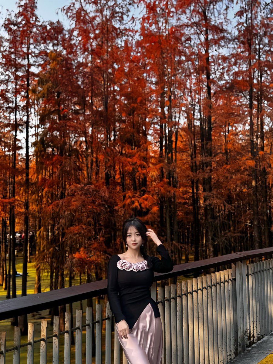 el_rojo_coro's tweet photo. Our photography club's weekend outdoor shoot is on this Saturday! Capture autumn's vibes at Lake Park, and share your best shot for a small themed prize. DM to sign up! https://t.co/29oTbVLVTK