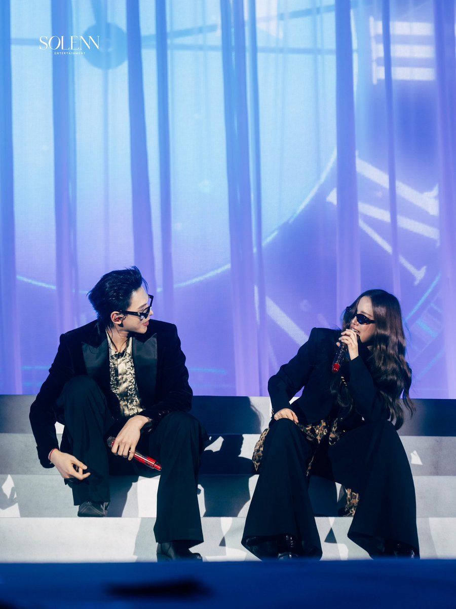 Blackcatupdate's tweet photo. “ฟรีน สโรชา” เปิดประตูสู่ความทรงจำสุดพิเศษใน “ROOM NO. FREEN CONCERT” คอนเสิร์ตเดี่ยวครั้งแรก ท่ามกลางแฟนๆ ที่ร่วมเติมเต็มทุกโมเมนต์

#RoomNumberFreen
#solennEntertainment #srchafreen #beckysangels #DAOU #ต้าห์อู๋  #allynitibhon

เรียกว่าเป็นอีกหนึ่งคอนเสิร์ตที่เต็มไปด้วยความสนุกและความประทับใจ สำหรับ “ROOM NO. FREEN CONCERT” คอนเสิร์ตเดี่ยวครั้งแรกของนักแสดงสุดฮอต “ฟรีน – สโรชา จันทร์กิมฮะ” จัดขึ้นในวันที่ 8 สิงหาคม 2569 ณ ธันเดอร์โดม เมืองทองธานี ซึ่งได้รับการตอบรับอย่างล้นหลามจากแฟนๆ จนบัตร SOLD OUT ทุกที่นั่ง ทุกโซน รวมถึงบัตร Live Streaming โดยคอนเสิร์ตครั้งนี้พาแฟนๆ ร่วมเปิดประตูเข้าสู่โลกของฟรีน ผ่านหลากหลายห้อง หลากหลายอารมณ์ และโชว์ที่สะท้อนตัวตนในมุมต่างๆ ของเธอได้อย่างเต็มที่

เริ่มเปิดประตูต้อนรับแฟนๆ เข้าสู่ห้องของ “ฟรีน” ด้วย VTR Opening ก่อนที่เจ้าตัวจะปรากฏตัวบนเวทีพร้อมโชว์เปิดสุดสนุกในเพลง “Put Your Head on My Shoulder”, “Seoul City”, “Damn Right” ต่อด้วยเพลง “อยู่ๆ ก็มาปรากฏตัวในหัวใจ” ที่มาพร้อมเหล่าแดนเซอร์ เติมสีสันและพลังความสดใสตั้งแต่ช่วงแรกของคอนเสิร์ต ก่อนจะเพิ่มจังหวะความสนุกด้วยเพลง “Thinking Out Loud” และเข้าสู่ช่วงพูดคุยกับแฟนๆ อย่างเป็นกันเอง จากนั้นเปิดห้องพิเศษต้อนรับแขกรับเชิญคนแรก “ต้าห์อู๋ พิทยา” ที่มาร่วมสร้างโมเมนต์สุดพิเศษกับฟรีนในเพลง “อยากจะกอดเธอนานๆ และ “Jumping Machine” ก่อนจะส่งต่อเวทีให้ “ต้าห์อู๋” ได้โชว์เดี่ยวในเพลง “ช้าช้า (CHA CHA)” พร้อมช่วงพูดคุยที่เต็มไปด้วยเสียงหัวเราะและความสนุก เรียกเสียงเชียร์จากแฟนๆ ได้อย่างต่อเนื่อง ต่อด้วยการพาแฟนๆ เปลี่ยนอารมณ์เข้าสู่ห้องแห่งความละมุน ผ่านสองบทเพลง “วอน” และ “อุษาสาง” โดยในเพลง “วอน” ฟรีนได้โชว์ความสามารถด้านดนตรีด้วยการเล่นขิมบนเวที ก่อนถ่ายทอดอารมณ์ผ่านเพลง “อุษาสาง” ได้อย่างมีเสน่ห์ จากนั้นเข้าสู่ช่วง Talk & Game พร้อมต้อนรับแขกรับเชิญคนที่สอง “แอลลี่ อชิรญา” ที่มาร่วมสร้างสีสันในเพลง “Love Hangover” และ “แปะหัวใจ” ก่อนที่ “แอลลี่” จะได้โชว์เดี่ยวในเพลง “143” ถ่ายทอดความสดใสและเสน่ห์ผ่านเสียงร้อง
 
ก่อนส่งต่อเข้าสู่ช่วงสุดท้ายของคอนเสิร์ตที่เต็มไปด้วยอารมณ์และความรู้สึก เมื่อฟรีนกลับมาบนเวทีอีกครั้งพร้อมเพลง “Honey, There’s The Door” และ “ฝันหวานอายจูบ” ถ่ายทอดเรื่องราวผ่านเสียงร้องและการแสดงที่อบอวลไปด้วยความอบอุ่น และเดินทางมาถึงช่วงไคลแมกซ์ของคอนเสิร์ต กับเพลง “แสงสุดท้าย” ที่ฟรีนหยิบกีตาร์ไฟฟ้ามาร่วมสร้างสีสันบนเวที พร้อมเหล่าแดนเซอร์ที่มาร่วมเติมเต็มโชว์ให้ยิ่งใหญ่และทรงพลัง ก่อนปิดท้ายด้วยช่วง DJ Mash Up ที่เปลี่ยนบรรยากาศให้กลับมาสนุกและคึกคักอีกครั้ง กับเพลย์ลิสต์เพลงสุดมันส์อย่าง “like JENNIE”, “ROCKSTAR”, “Kill This Love”, “JUMP” ตามด้วย “ไม่ต่างกัน” และ “เหมือนเคย” ตลอดค่ำคืน “ROOM NO. FREEN CONCERT” จึงเปรียบเสมือนการพาแฟนๆ เข้ามาเปิดประตูทำความรู้จัก “ฟรีน สโรชา” ในหลากหลายมุม ผ่านเสียงเพลง การแสดง ความสนุก และเรื่องราวความทรงจำที่ถูกถ่ายทอดออกมาอย่างเต็มที่ ก่อนที่ฟรีนจะกล่าวขอบคุณแฟนๆ ที่มาร่วมสร้างความทรงจำครั้งสำคัญไปด้วยกัน ท่ามกลางรอยยิ้ม เสียงหัวเราะ และความสุขที่อบอวลเต็มพื้นที่ตลอดทั้งค่ำคืน เรียกได้ว่าเป็นอีกหนึ่งความทรงจำสุดพิเศษที่ทั้ง “ฟรีน” และแฟนๆ จะเก็บไว้ในหัวใจไปอีกนานเลยทีเดียว
