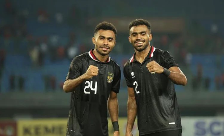 GIBOLofficial's tweet photo. Free Agent 

Ivar Jenner, Marselino Ferdinan, Yakob Sayuri dan Yance Sayuri adalah 4 pemain berlabel tim nasional yang masih berstatus free agent. 
Keempatnya sampai saat ini belum menemukan pelabuhan baru untuk musim depan.

Ga ada yang minat kah sama mereka, bol? https://t.co/dCWGvjvYrR
