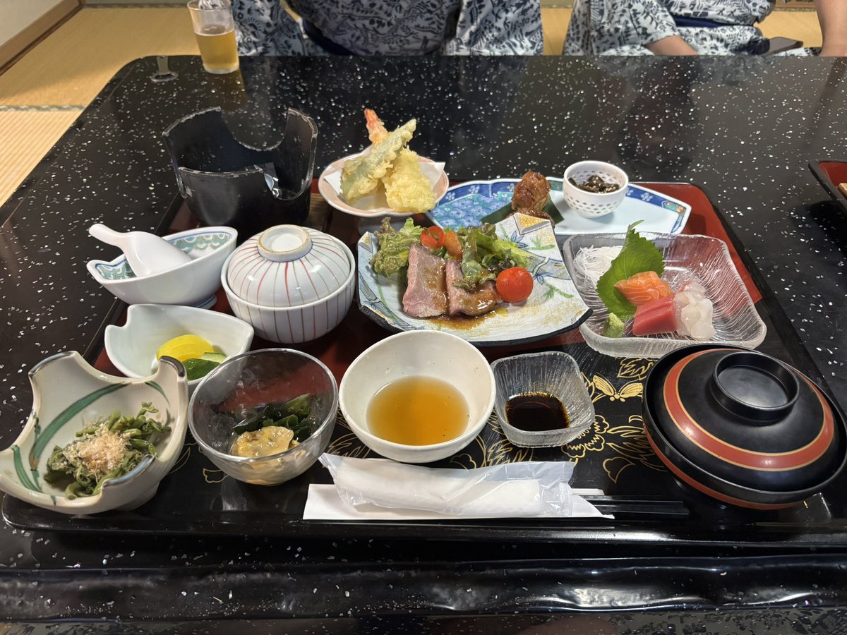 Hayasaki_vrc's tweet photo. 磐梯吾妻スカイライン抜けて昼飯食ったら宿へgo
バカスカに飲んでベロついてます https://t.co/y0ZRHUmDFf