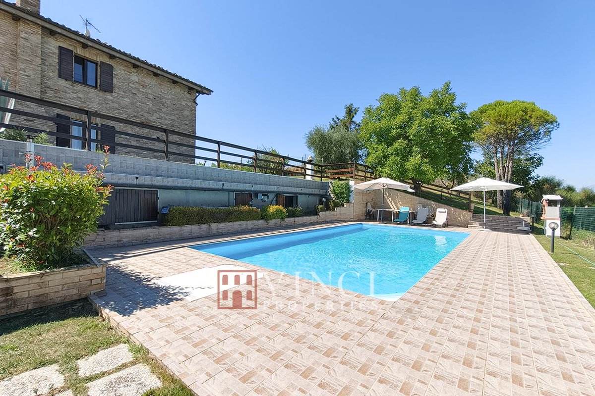 italianhouses's tweet photo. 🏡🌄Elegant farmhouse in the #Marchigiano hills
🏊Panoramic pool & Sibillini views
🔥4 bedrooms, fireplace & 1,400sqm garden
💶€750,000
❓Mountain views or poolside relaxation?
https://t.co/MUW4SeiYM8
#PropertyItaly #Marche #AscoliPiceno #MontaltoDelleMarche https://t.co/QVARjFvbIh