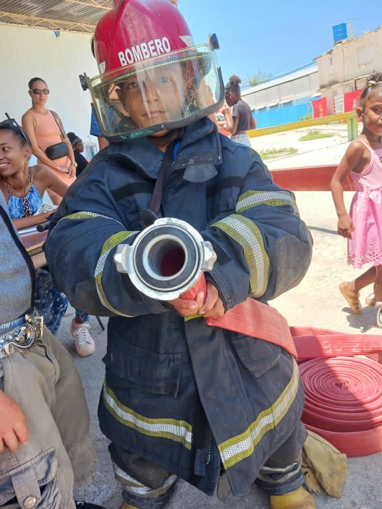 minint_cuba's tweet photo. La activación de la Red Juvenil Comunitaria en el consejo popular Armada (la Guayaba) del municipio Cerro estuvo cargada de sorpresas y emociones. Con la presencia de la Primera Secretaria del Comité Nacional de la UJC  se realizó la premiación del concurso " El Minint y Yo". https://t.co/rbCvwCk4yv