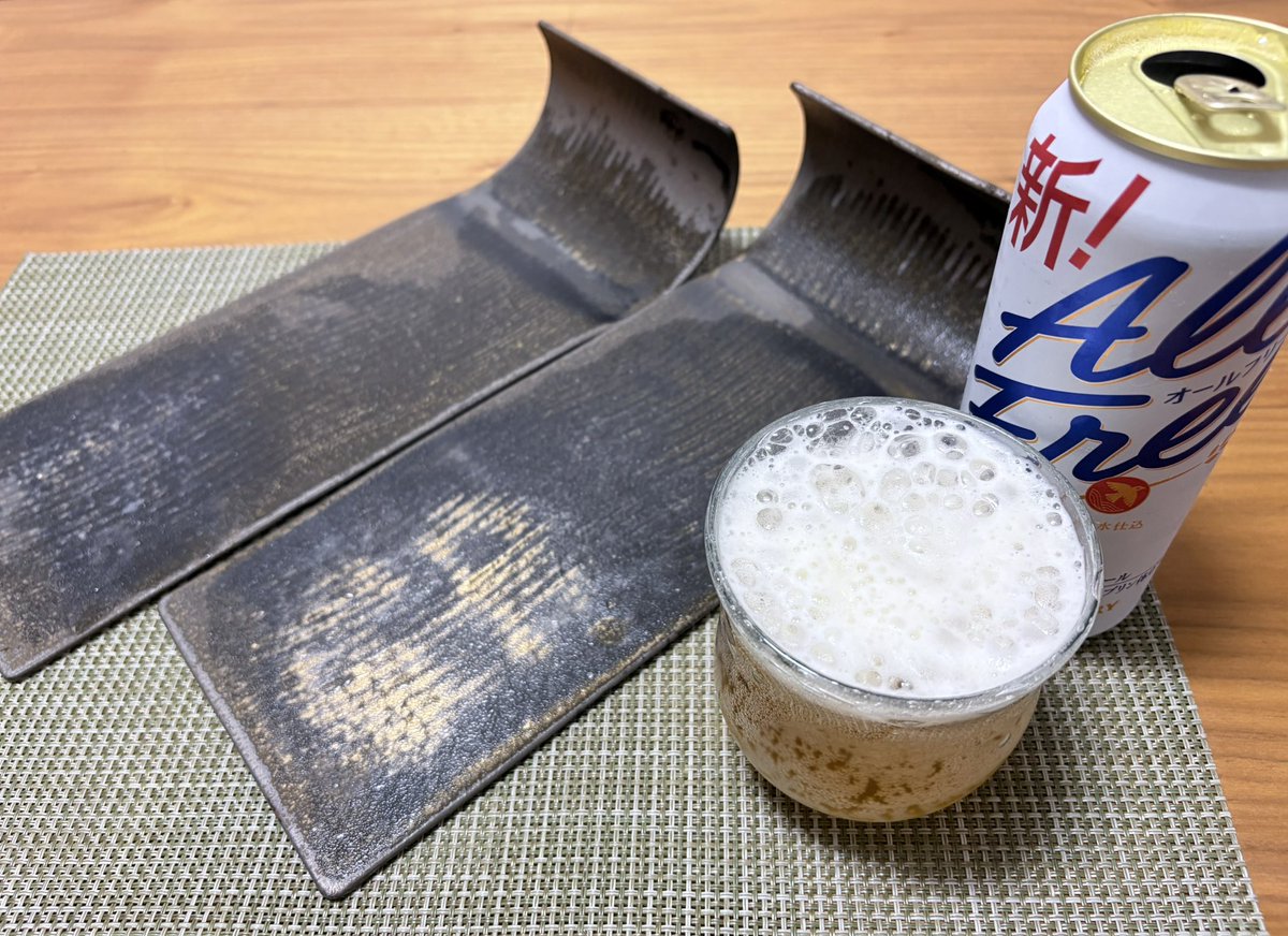hissyosaka's tweet photo. 今日の一杯

疲れ果てて一杯😨ノンアルコールビール　サントリー　オールフリー

朝からビニールプール、夕方から五条若宮陶器祭でちょっと変わった皿が買えたり、色んな作家さんの商品を見ることができたがクタクタ😥

次は堺筋本町のマンションの一室にあるらしいビニールプールの部屋に突撃だ🤣 https://t.co/9wPaxzdltH