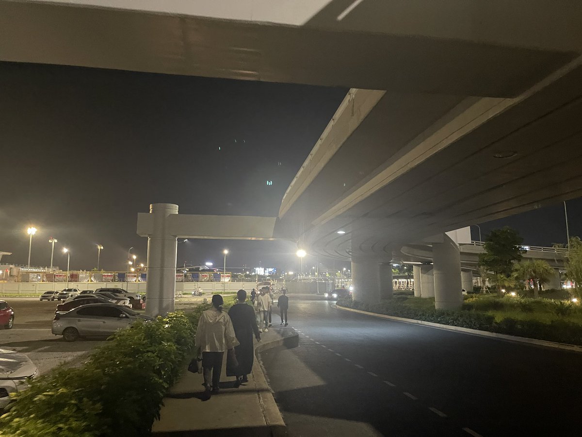 bunchangonnhat's tweet photo. ノイバイの更新されたタクシー待つ場所はここらしい。
バイタク使うなら写真2枚目の奥へ。

これドライバー側も困惑しててタクシー予約したら必ず電話かかってきて場所について聞かれるからベトナム語分からん人は詰みゾ🫨
#ハノイ
#ベトナム https://t.co/K2qjbMVfcl