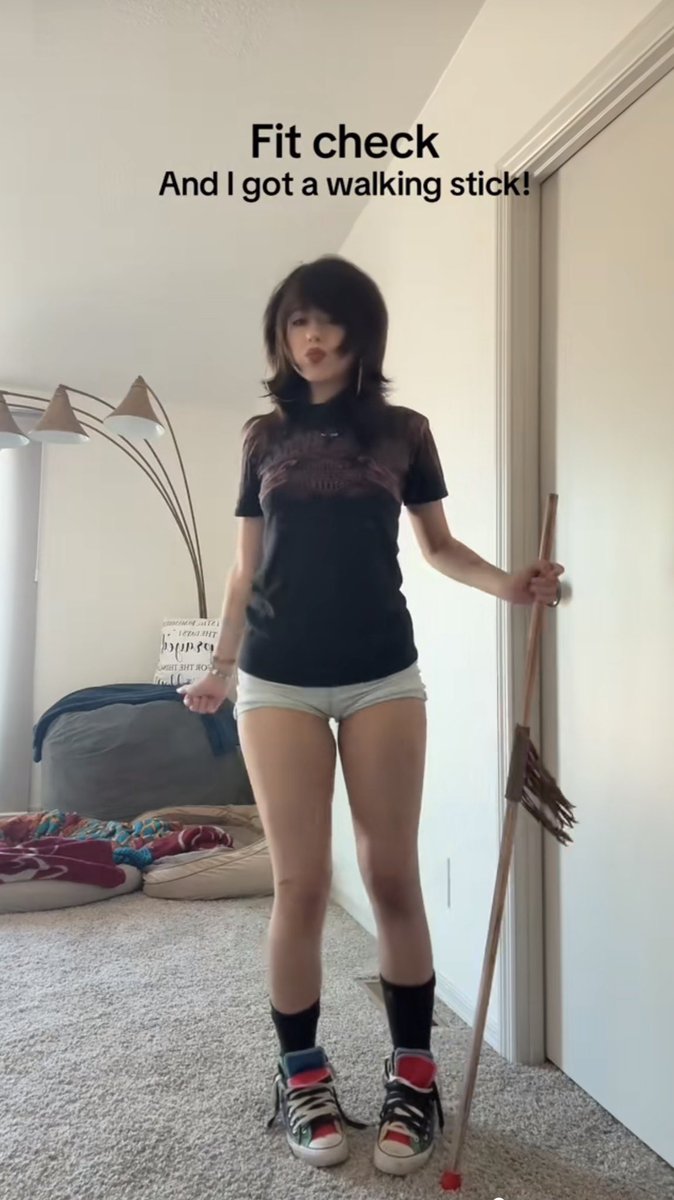 imdrainingsorry's tweet photo. BMI guesses for her?? https://t.co/fKCctQCASD