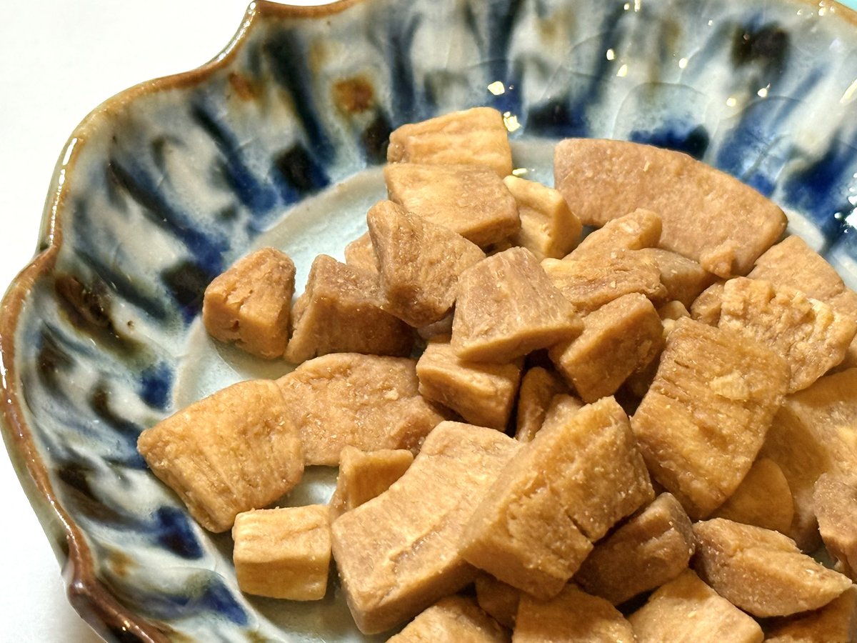 Frankie_tokyo's tweet photo. 最近ハマっているココナッツチャンク 魅惑のキャラメルフレーバー。
美味し過ぎてザクザクポリポリが止まらなくなる…
ココナッツ🥥好きにはたまらないスナック✨ https://t.co/n0jEAdi9x7