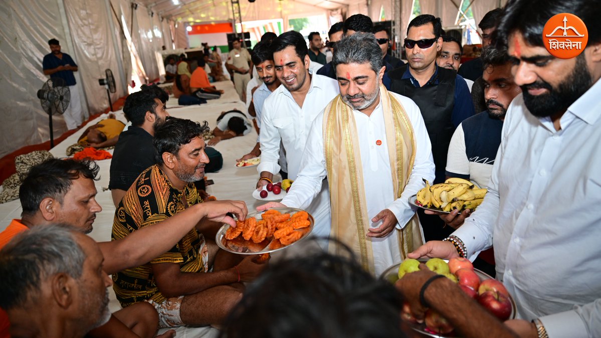 ANADITESHWAR's tweet photo. आज सोहना विधानसभा में शिव भक्त कांवड़ियों के स्वागत एवं अभिनंदन कार्यक्रम में मुख्य अतिथि के रूप में डॉ. अभिषेक वर्मा, मुख्य राष्ट्रीय समन्वयक, शिवसेना-एनडीए गठबंधन एवं चुनाव अपने परिवार के साथ शामिल हुए।

कार्यक्रम का आयोजन समाजसेवी श्री कुलदीप गुर्जर द्वारा किया गया।

डॉ. वर्मा ने कांवड़ियों की आस्था, तपस्या और भगवान शिव के प्रति उनकी अटूट भक्ति को नमन करते हुए कहा कि कांवड़ यात्रा हमारी सनातन संस्कृति, श्रद्धा, सेवा और समर्पण का जीवंत प्रतीक है।

इस अवसर पर उन्होंने सभी शिव भक्तों का स्वागत एवं अभिनंदन किया तथा उनकी मंगलमय यात्रा के लिए भगवान भोलेनाथ से प्रार्थना की।

हर हर महादेव! 

Dr. Abhishek Verma, Chief National Coordinator, ShivSena-NDA Alliance & Elections, alongwith his family, attended the welcome and felicitation programme for Shiv Bhakt Kanwariyas in Sohna Assembly constituency as the Chief Guest.

The programme was organised by social worker Shri Kuldeep Gurjar.

Dr. Verma paid tribute to the faith, devotion and spiritual discipline of the Kanwariyas, describing the Kanwar Yatra as a living symbol of Sanatan culture, seva, faith and dedication.

He welcomed and felicitated the Shiv Bhakts and prayed to Lord Shiva for their safe and blessed journey.

Har Har Mahadev!

#HarHarMahadev #KanwarYatra #Sohna #KuldeepGurjar #ShivBhakt #ShivSena #NDA #AbhishekVerma
@4kuldeepgurjar @Shivsenaofc  @AncaVerma @AditeshwarVerma @AbhishekVermaX