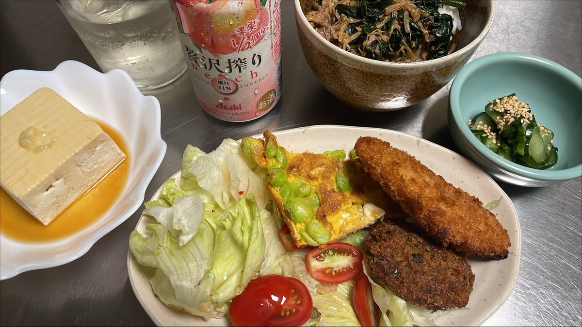 yomogidayo1's tweet photo. やっとの晩酌。久々に飲める😆食べて飲むぞー！

#晩酌
#贅沢搾り https://t.co/6mobSJF53K