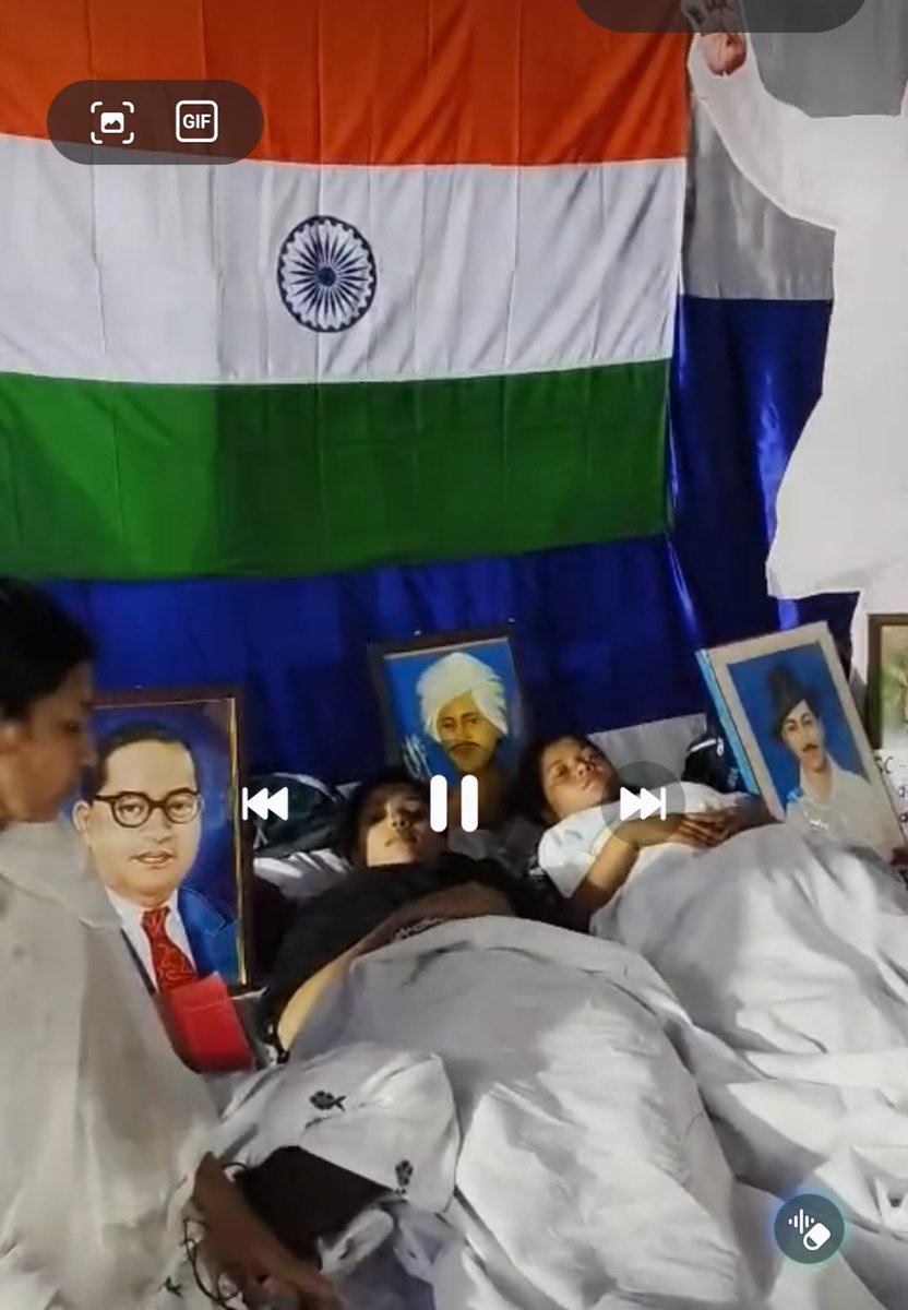 AshokShrivasta6's tweet photo. Big Breaking : 
झारखंड स्टूडेंट्स का प्रोटेस्ट रंग दिखाने लगा है। झारखंड लोक सेवा आयोग के तीन सदस्य अजीता भट्टाचार्य, जमील अहमद और अनिमा हांसदा ने राज्यपाल को अपना इस्तीफा सौंपा है। इससे पहले आयोग के अध्यक्ष रहे एल. खियांग्ते ने भी इस्तीफा दिया है और उनसे सीआईडी पूछताछ कर रही है। वहीं, इन तीनों सदस्यों को भी सीआईडी ने कल पूछताछ के लिए समन भेजा है। इनमें से अजीता भट्टाचार्य झामुमो के केन्द्रीय महासचिव और प्रवक्ता सुप्रीयो भट्टाचार्य की पत्नी हैं।