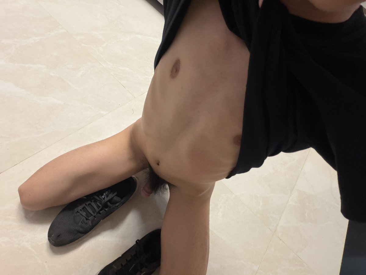 Meow_kazan's tweet photo. 45码，爸爸的飞马跑鞋；好好闻，好喜欢 https://t.co/nNkHenrpjc