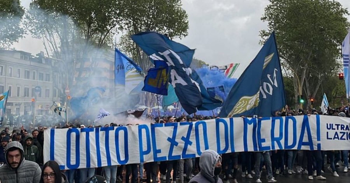 Theshrimp19002's tweet photo. Io capisco che è domenica d’agosto e che state al mare con le palle a mollo.

Ma è vergognoso che ancora non sia uscito un comunicato a tutela dei vostri tifosi.

Probabilmente per voi non siamo nulla. Lo sappiamo già, ce lo state solo confermando.

Merde. @OfficialSSLazio https://t.co/UEyZPsPcLc