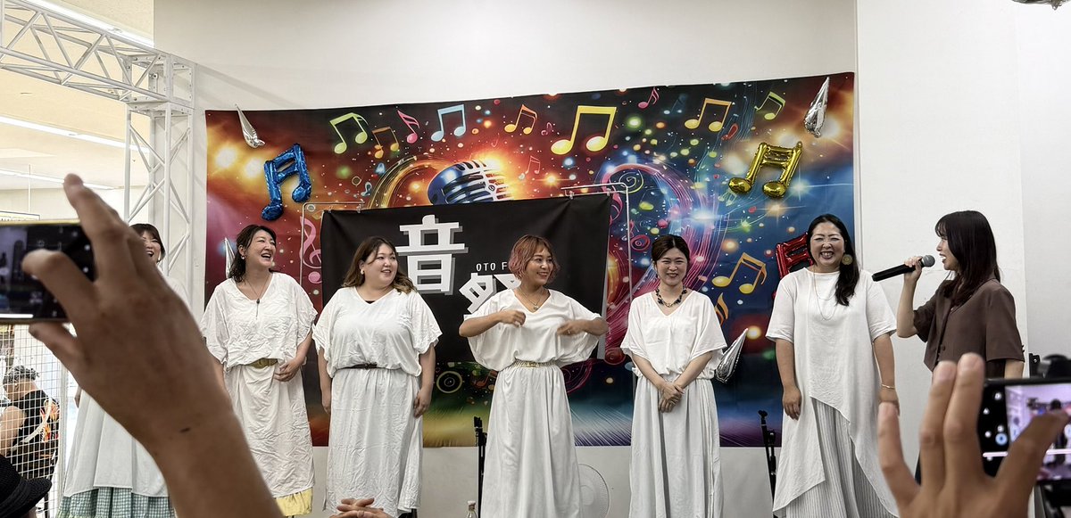 jyonagino's tweet photo. ガーデン前橋『音祭』での｢オダギリミオリさん｣と｢goo-spe｣とのコラボで
AIさんの『ハピネス』を歌ってくれた。

goo-speさんのコーラスがまた
良い感じに♪

#ガーデン前橋
#音祭
#オトフェス
#オダギリミオリ
#goospe https://t.co/eZnc9laQbA