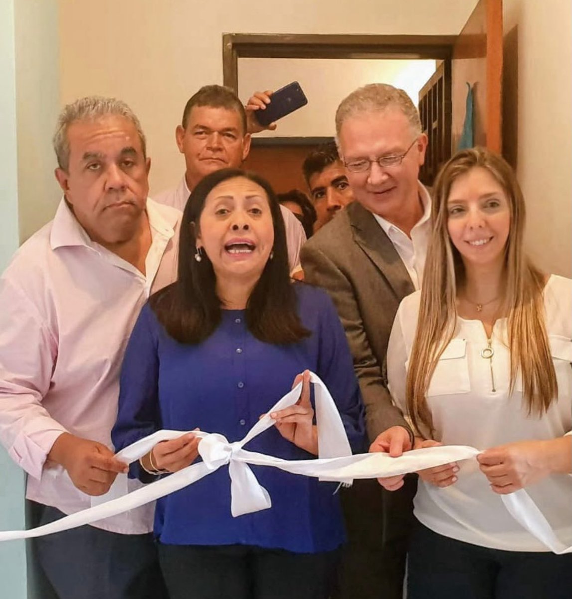 PerkinsRocha's tweet photo. Aragua amanece con una triste noticia: anoche nos dejó Alí Martínez, gran dirigente de Cagua y el Municipio Sucre. Fue un hombre noble, desprendido y sensible, que entregó cuerpo y alma a la causa de la libertad de Venezuela y en especial de su Municipio Sucre; un buen amigo y un ciudadano ejemplar, siempre comprometido con su entorno urbano. Aquí lo vemos hace años, al lado de nuestras queridas @DignoraHernandz y @MtClavijo, inaugurando con nosotros la casa azul de @VenteAragua en Cagua, que con tanto esfuerzo consiguió, aquel espacio donde se tejieron sueños para su ciudad. Ya tenía lista otra sede que abriría sus puertas muy pronto, “cuando Perkins recupere su libertad”, dijo… Duele saber que se marcha sin ver renacer a su país, su ciudad, pero deja en su familia y amigos un legado de amor y dignidad ciudadana. Una siembra fecunda que, con certeza, dará los frutos virtuosos para honrar su memoria…