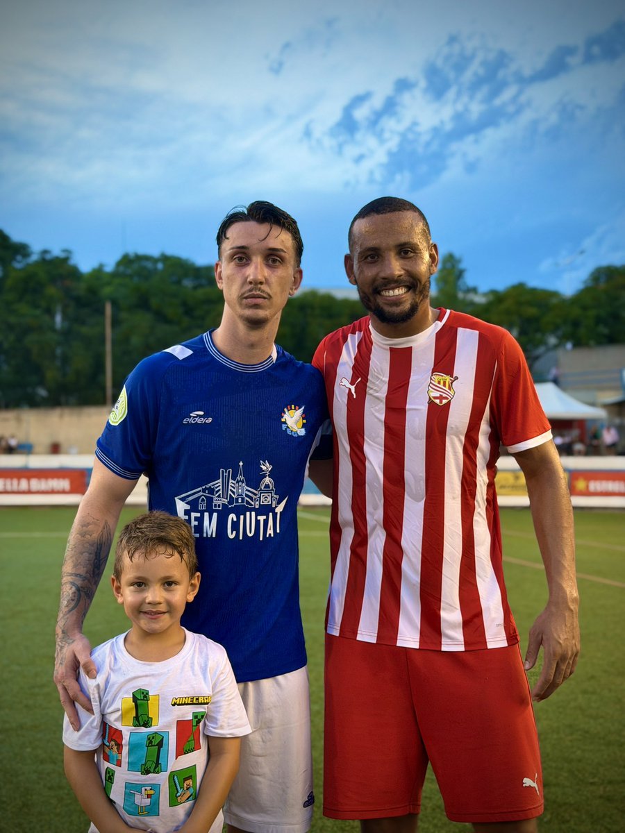 CdEManresa's tweet photo. 🔙 Ahir ens vam retrobar amb Toni Badia, jugador del Manresa la temporada passada i actual jugador de la @FundacioGrama 

🙌 Va ser un plaer, sobretot per Matheus, amb qui va compartir l’eix de la defensa durant gran part de la temporada.

Molta sort, Toni! https://t.co/09zypyCSri