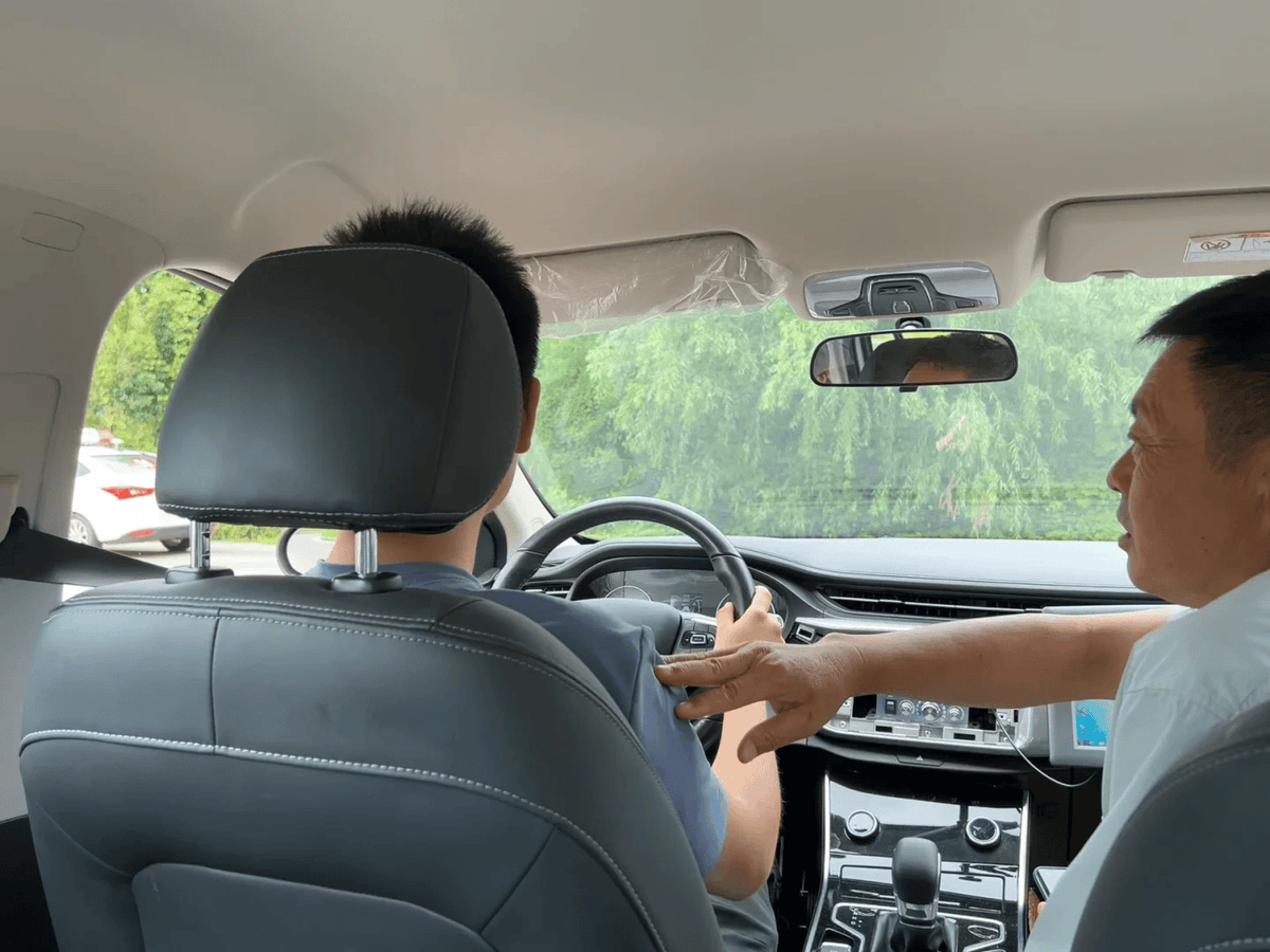 Donald1083537's tweet photo. My first driving lesson! Literally shook like a leaf when the instructor handed me the keys, but nailing the straight line drive felt so worth it  #learntodrive https://t.co/mb15NoLgjD